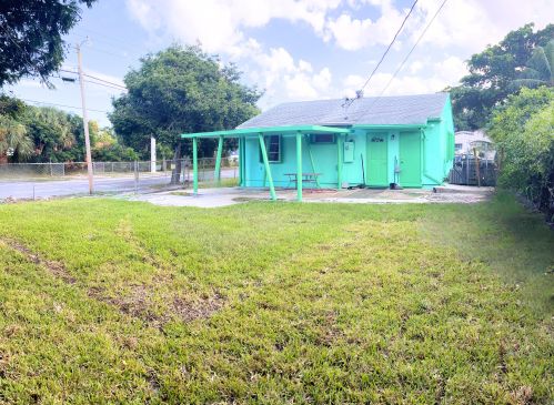801 30th Ct, West Palm Beach, FL 33407-5052