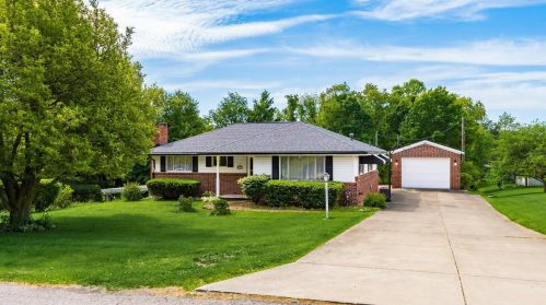 2336 Bonnair Dr, Zanesville, OH 43701-4659