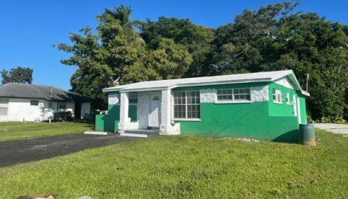 415 4th St, South Bay, FL 33493-2326