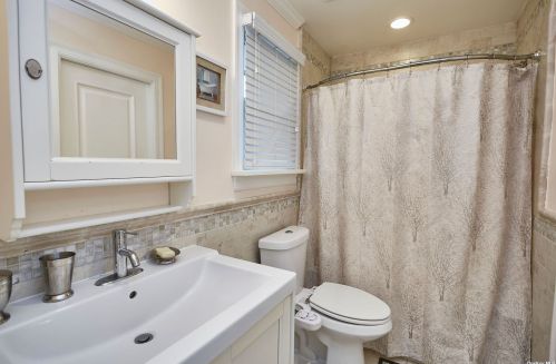 18 Pinewood Ln, New Hyde Park NY  11040-3321 exterior