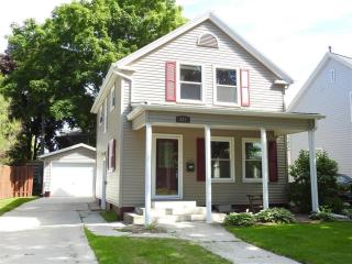 511 Riverview Dr, Manitowoc, WI 54220-3747