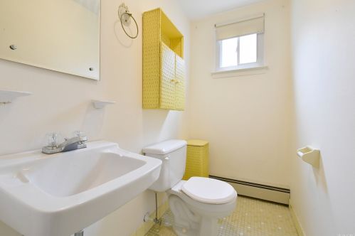 9 Leghorn Ct, Huntington Station NY  11746-2820 exterior