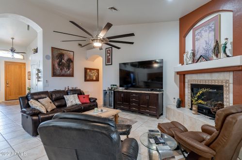 1064 Palomino Crk Dr, Gilbert AZ 85296-3727 exterior