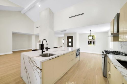 11512 La Maida St, North Hollywood CA  91601-4323 exterior