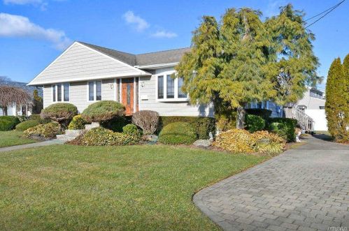 3963 Sandra Ln, Seaford, NY 11783-1045