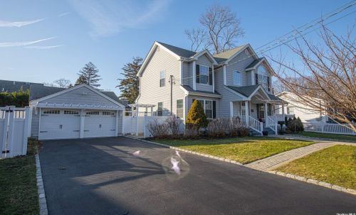 215 Pine Dr, Bayshore, NY 11706-7117