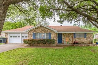 1220 Briarwood Dr, Cleburne, TX 76033-4603