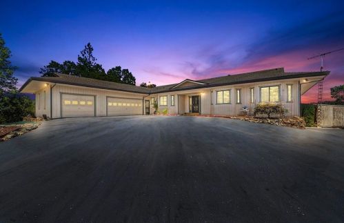 22000 Oak Ridge Dr, Grass Valley, CA 95945-7632