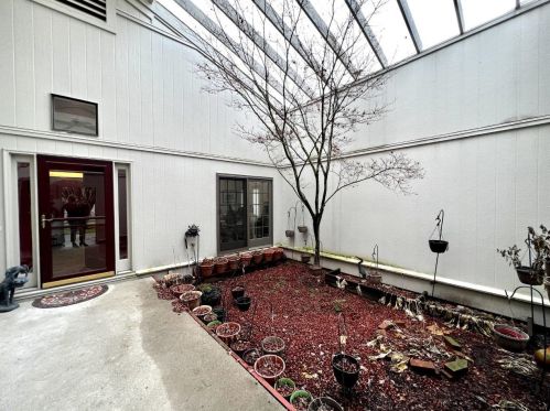 8 Chestnut Hl, Miami, OH 45056-2082