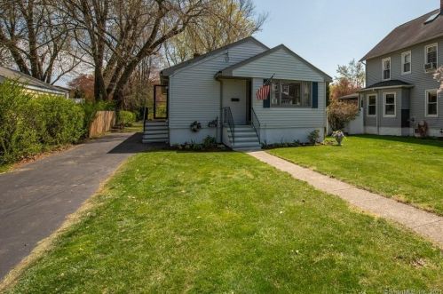 956 Huntington Rd, Stratford CT  06614-2736 exterior