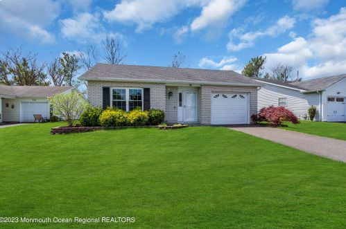 90 Mansfield Dr, Bricktown, NJ 08724-4904