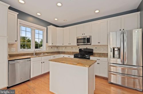 15843 Fourmile Creek Ct, Haymarket VA  20169-5427 exterior