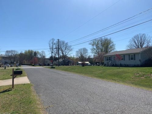 4004 Merton Rd, Greensboro, NC 27455-2410
