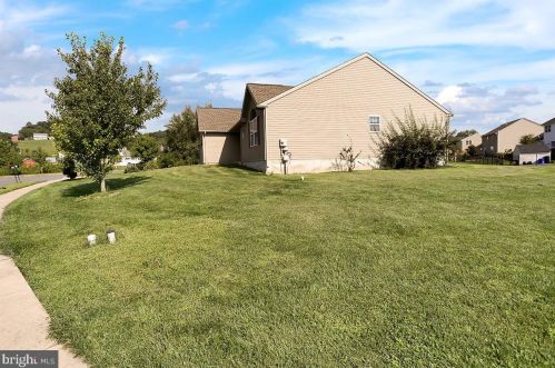 715 Belfair Dr, Dauberville, PA 19533-9441
