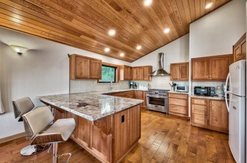 13289 Ski Slope Way, Truckee CA  96161-7082 exterior