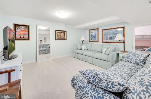 6917 Kingwood Dr, Falls Church VA  22042-3809 exterior