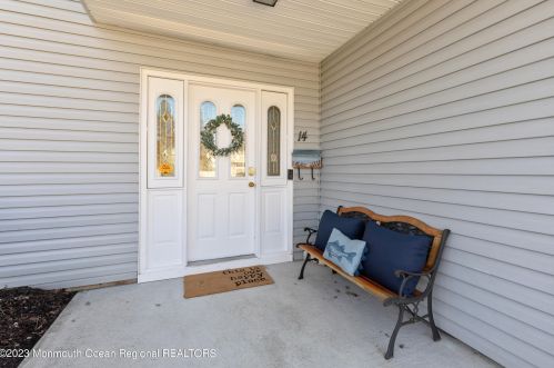 14 Pineridge Ave, Middletown, NJ 07748-1651