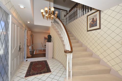 9440 Broadmoor Rd, Milwaukee, WI 53217-1309
