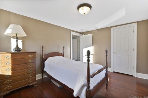 22 Tunxis St, Farmington CT  06032-2814 exterior