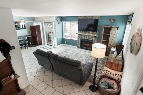 27117 Crossglade Ave, Santa Clarita, CA 91351-3370