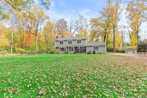 160 Canoe Brook Rd, Bridgeport, CT 06611-2244