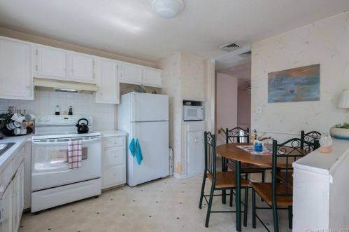 38 Pieper Dr, Wallingford CT  06492-2016 exterior