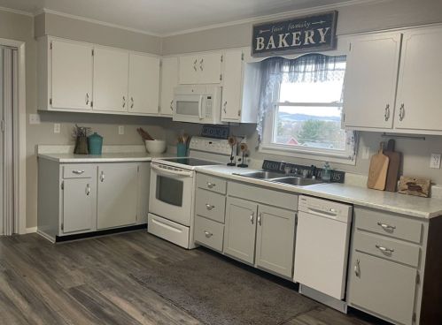 808 Olive St, South Connellsville, PA 15425-4312