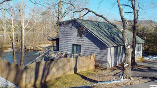 2253 Pittman Center Rd, Pigeon Forge, TN 37876-7661