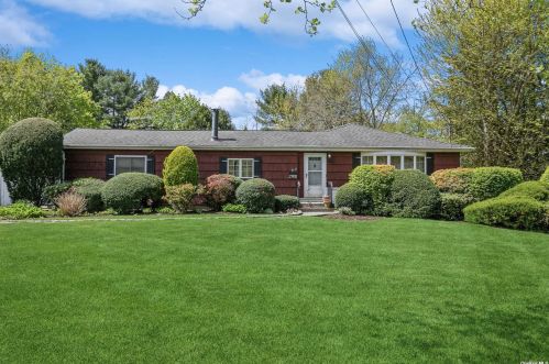 3 Mansfield Ln, Elwood NY  11731-4132 exterior