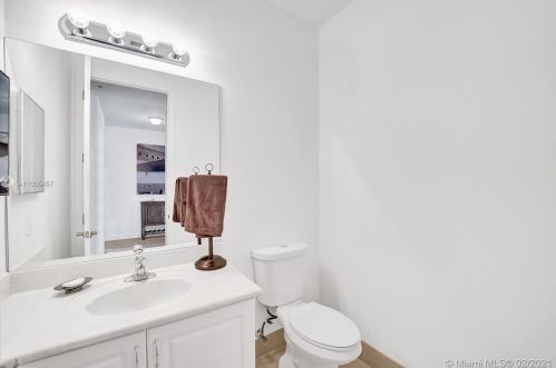 460 147 Ave, Hollywood FL 33027-6104 exterior