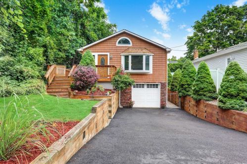 126 Walnut Rd, San Remo, NY 11754-2427