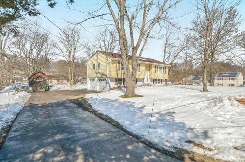 18 Meadow Ave, Washingtonville, NY 10992-1430