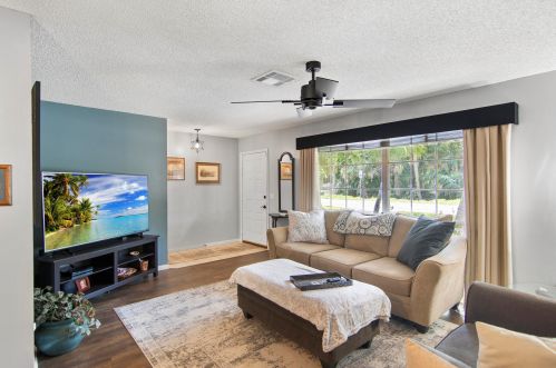 6226 4th St, Vero Beach, FL 32968-9567