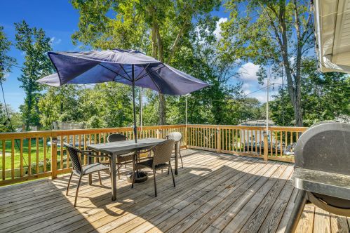 7 Cider Ln, Norwalk CT  06851-3413 exterior