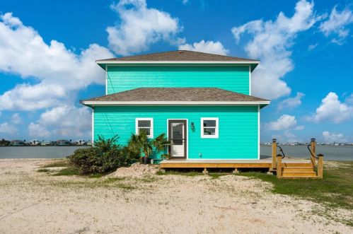 139 Lakeshore Dr, Rockport, TX 78382-9503
