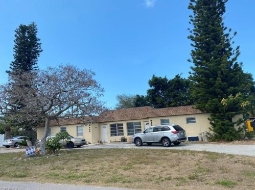 9465 7th St, Naples, FL 34108-2410