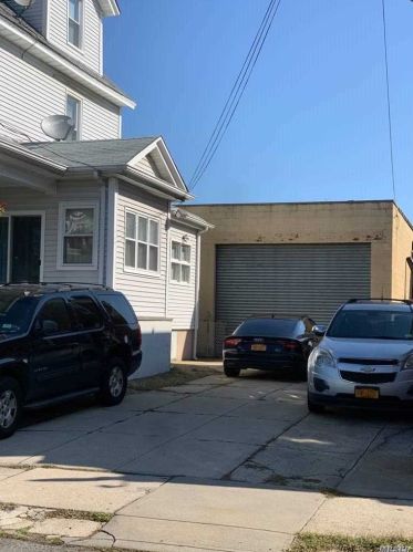 90-15 77th St, Jamaica, NY 11421-1033