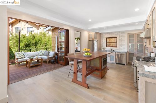 5833 Ayala Ave, Oakland, CA 94609-1552