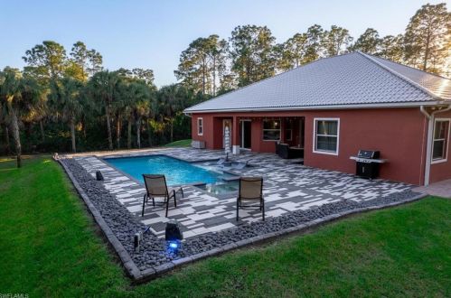 670 1 St, Naples FL 34117-5106 exterior