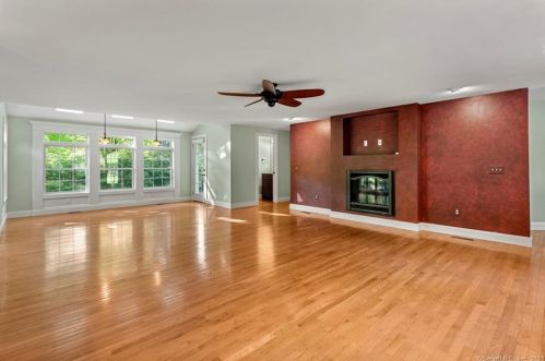 1 Barn Hill Rd, Bloomfield CT  06002-1218 exterior