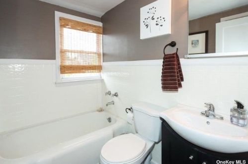 35 Walsh Ln, Westbury NY  11590-1029 exterior