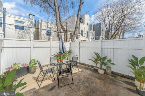 2217 Carpenter St, Philadelphia PA 19146-2517 exterior