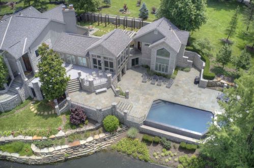 875 Squire Oaks Dr, Covington KY  41017-1342 exterior