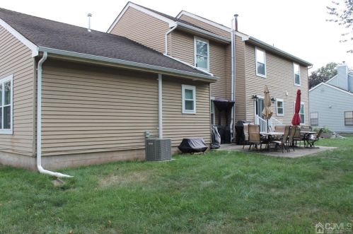 5 Independence Ct, Piscataway NJ  08854-5162 exterior