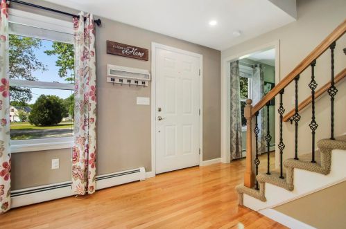 9 Fernwood Dr, Newton, NH 03858-3720