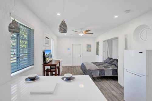 302 1st Ave, Delray Beach FL  33444-3804 exterior