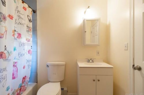 221 Woodland Ave, Bloomfield CT  06002-1357 exterior