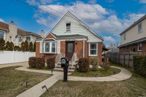 76 Freeman Ave, Floral Park, NY 11003-4106