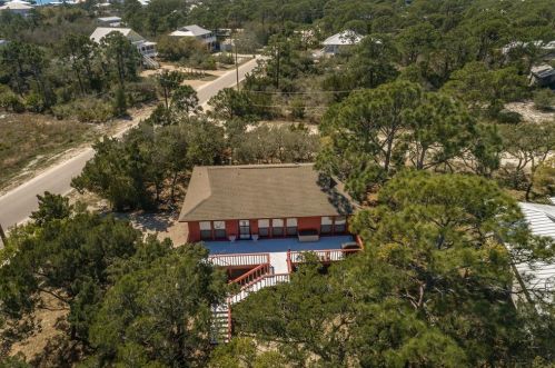 541 Bayshore Dr, Saint George Island, FL 32328-2967