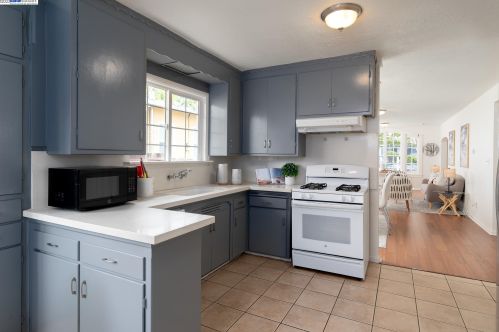 1451 Havenscourt Blvd, Oakland CA  94621-3627 exterior